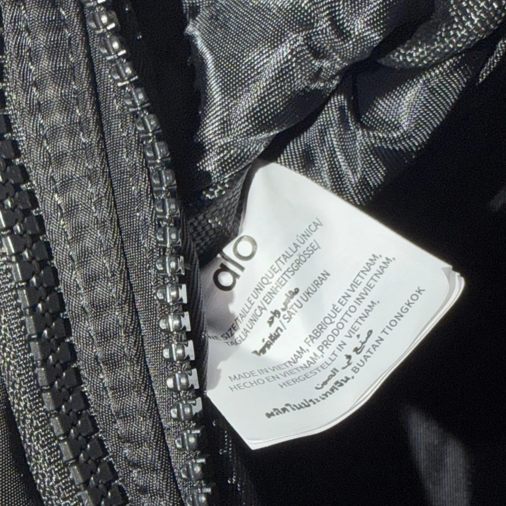 ALO Yoga Sleek Black Belt Bag - Picture 7 of 10